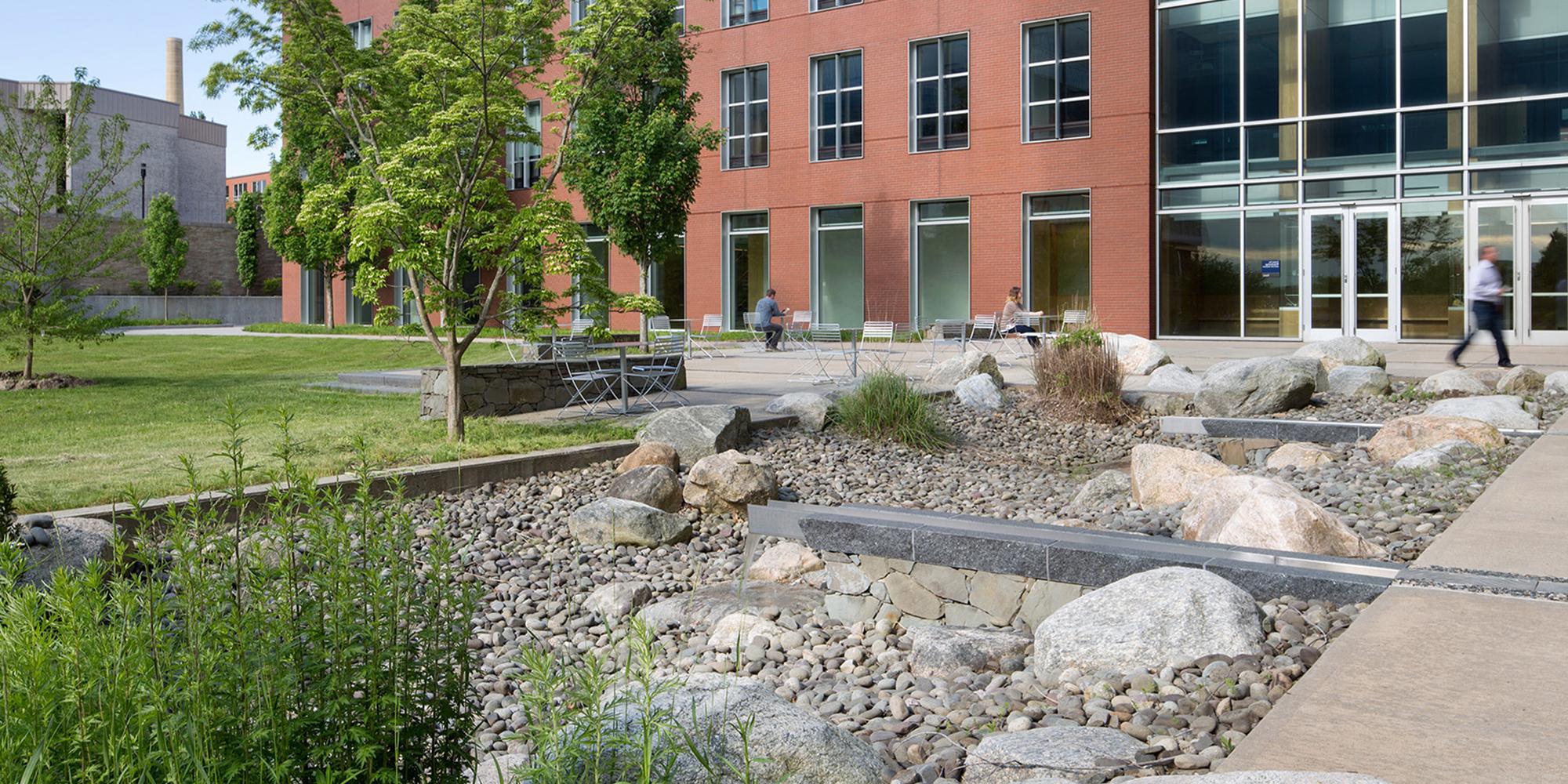 Stormwater feature at the 罗德岛大学 (URI) Center for Biotechnology and 生命科学 (CBLS)